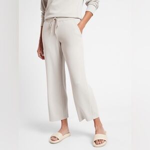 Athleta Seasoft Mid Rise Straight Crop Pants in Abalone Light Beige Size XL